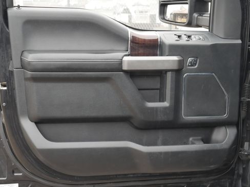 Used 2015 Ford F150 Platinum w/ Equipment Group 701A Luxury image 40