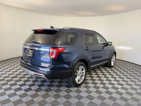 Used 2017 Ford Explorer XLT w/ Equipment Group 202A AWD/4WD image 11