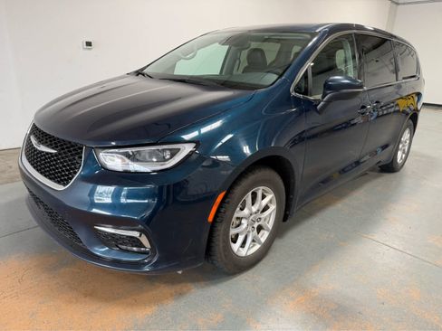 Used 2023 Chrysler Pacifica Touring-L FWD image 1