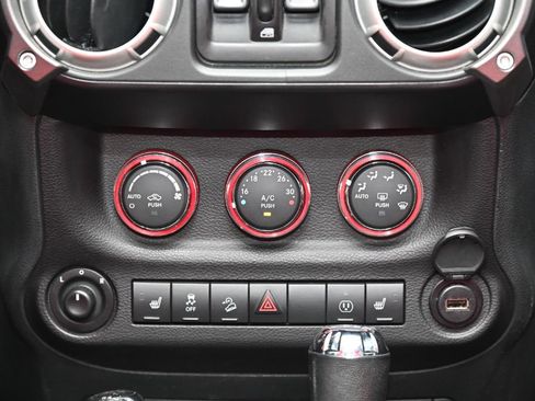 Used 2018 Jeep Wrangler Unlimited Rubicon w/ Cold Weather Group AWD/4WD image 45