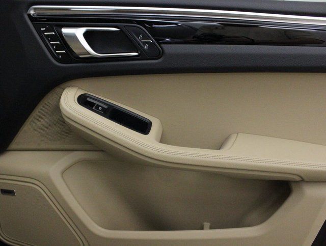 Used 2024 Porsche Macan AWD/4WD image 28