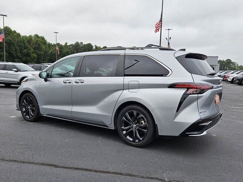 Used 2022 Toyota Sienna XSE image 9