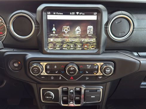 Used 2018 Jeep Wrangler Unlimited Sahara AWD/4WD image 28