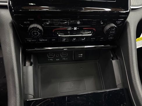 New 2025 Jeep Grand Cherokee Altitude image 11
