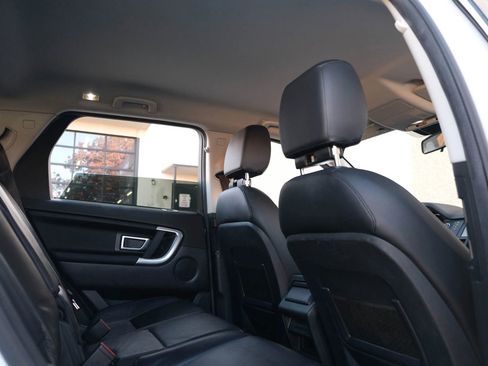Used 2019 Land Rover Discovery Sport SE image 25
