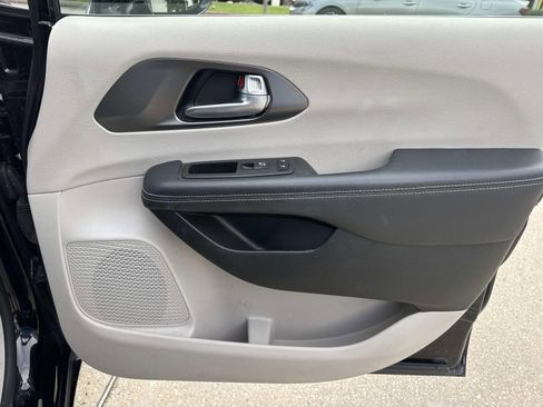 Used 2024 Chrysler Pacifica Touring-L FWD image 14