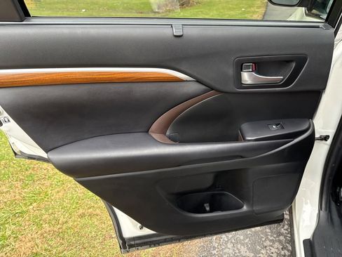 Used 2019 Toyota Highlander Limited image 27