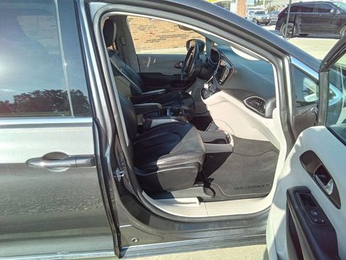 Used 2017 Chrysler Pacifica Touring-L image 3