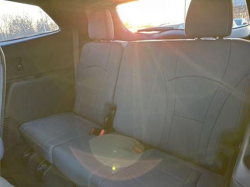 Used 2023 Buick Enclave Essence image 19