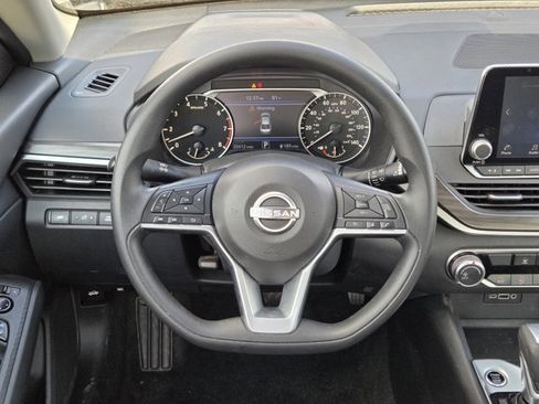 Used 2025 Nissan Altima 2.5 SV image 16