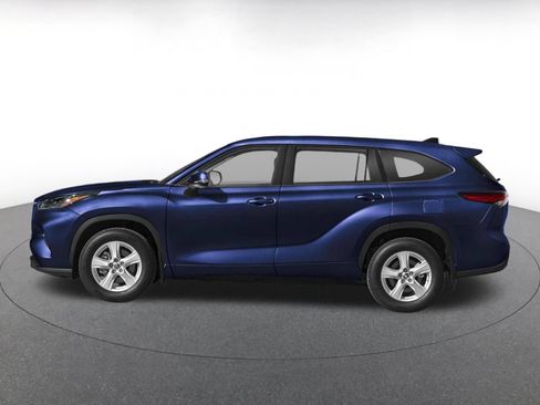 Used 2025 Toyota Highlander LE FWD image 3