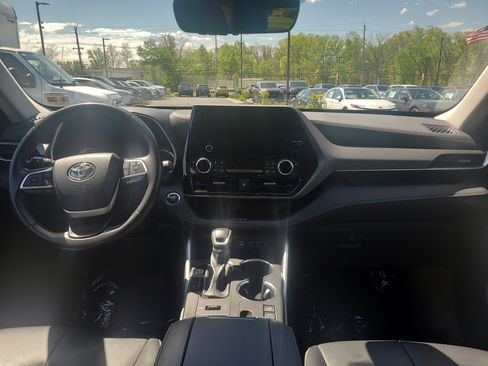Used 2023 Toyota Highlander XLE AWD/4WD image 19