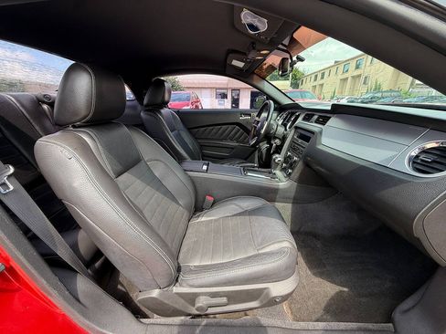 Used 2011 Ford Mustang Premium w/ 202A Rapid Spec Order Code RWD image 9