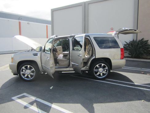 Used 2012 Cadillac Escalade Luxury image 9
