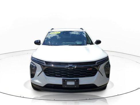 Used 2024 Chevrolet Trax RS FWD image 2