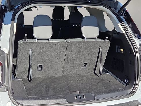Used 2025 Ford Explorer Active w/ Active Comfort Package RWD image 8