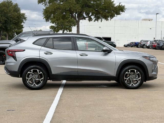 Used 2025 Chevrolet Trax LT w/ LT Convenience Package FWD image 3