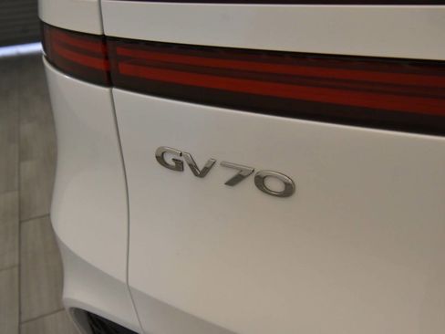 Used 2022 Genesis GV70 2.5T w/ Advanced Package image 33