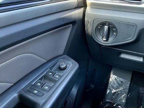 Used 2023 Volkswagen Atlas SE w/ Panoramic Sunroof Package FWD image 17