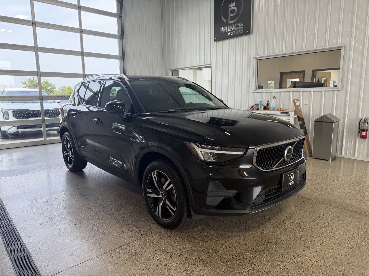 Used 2023 Volvo XC40 B4 Core FWD image 6