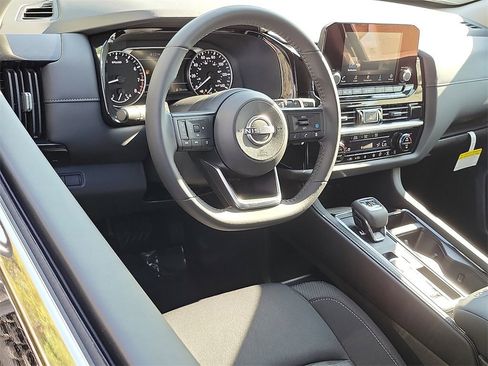 New 2025 Nissan Pathfinder SV image 4