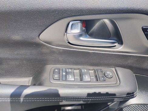 Used 2025 Chrysler Pacifica Select w/ Uconnect Theater Family Group AWD/4WD image 15