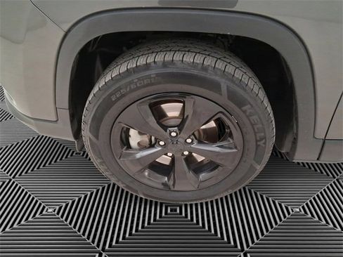 Used 2019 Jeep Cherokee Latitude Plus image 9