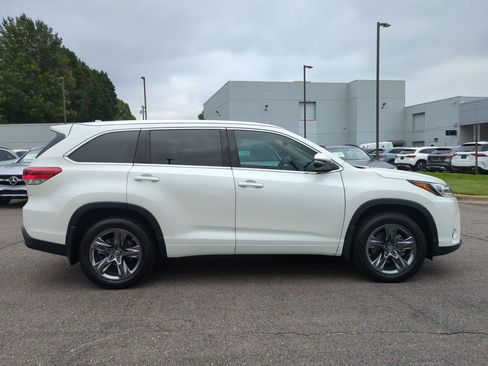 Used 2019 Toyota Highlander Limited Platinum FWD image 2