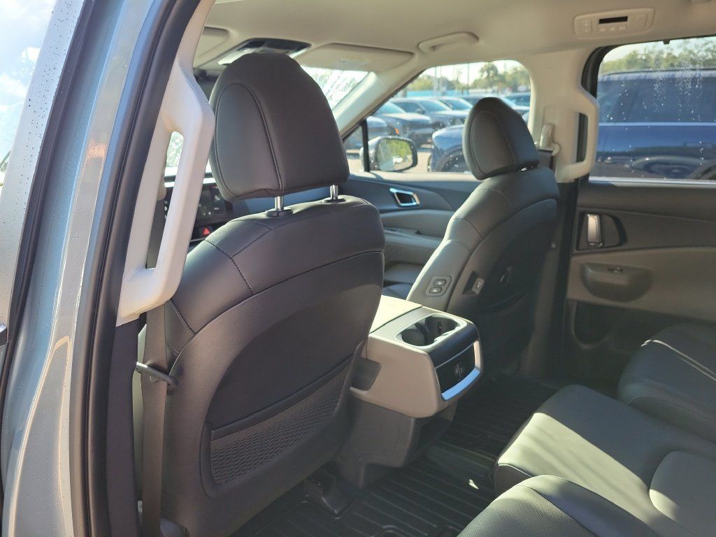 New 2027 Kia Carnival EX FWD image 17