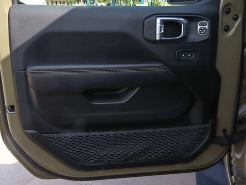 Used 2025 Jeep Gladiator Sport AWD/4WD image 18