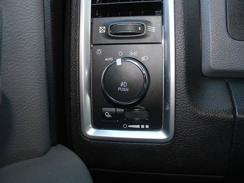 Used 2018 RAM 1500 Classic SLT image 16