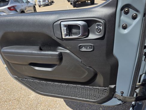 Used 2025 Jeep Wrangler Unlimited Rubicon AWD/4WD image 19