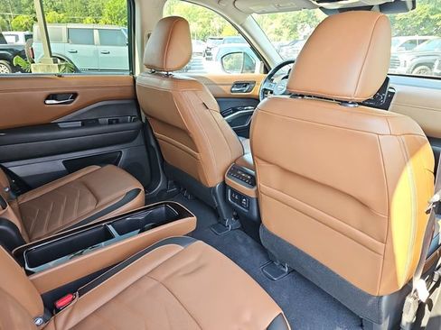 Used 2025 Nissan Pathfinder Platinum FWD image 11