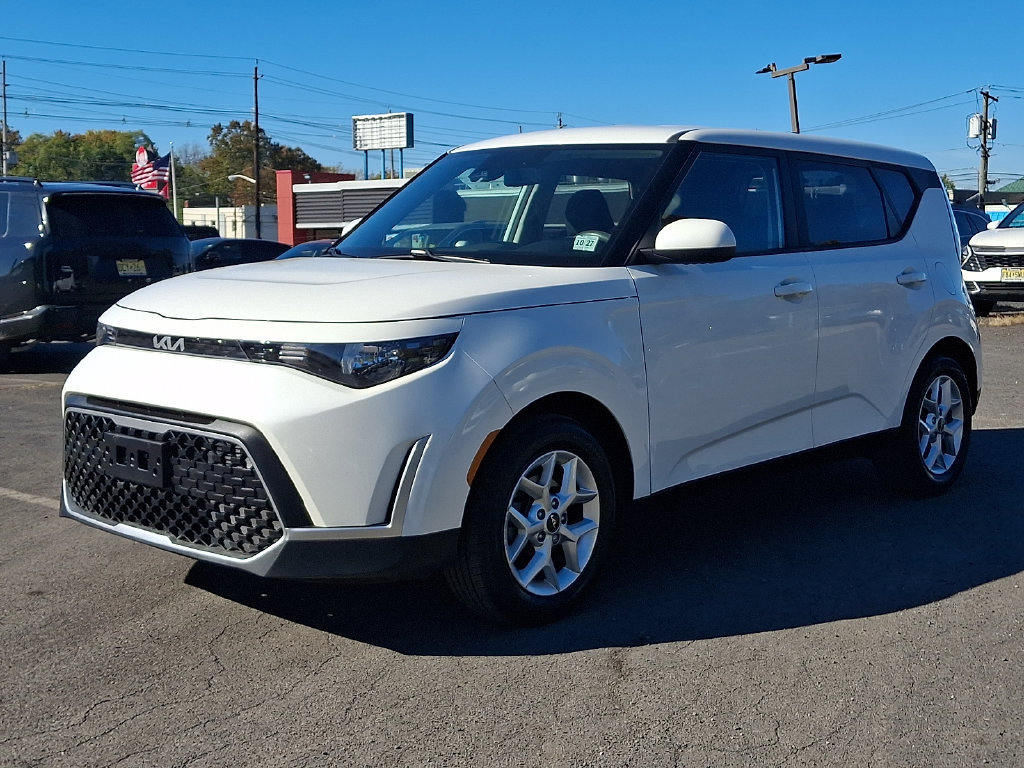 Used 2023 Kia Soul LX w/ LX Technology Package FWD image 6