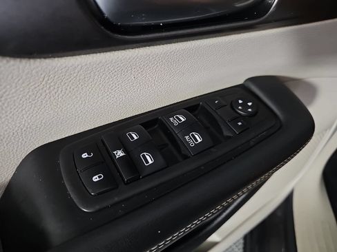 Used 2023 Chrysler Pacifica Touring-L FWD image 25