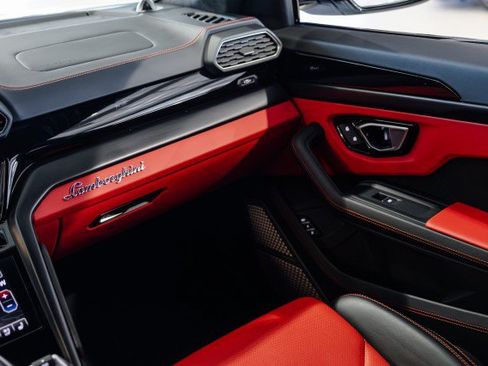 Used 2022 Lamborghini Urus AWD/4WD image 46
