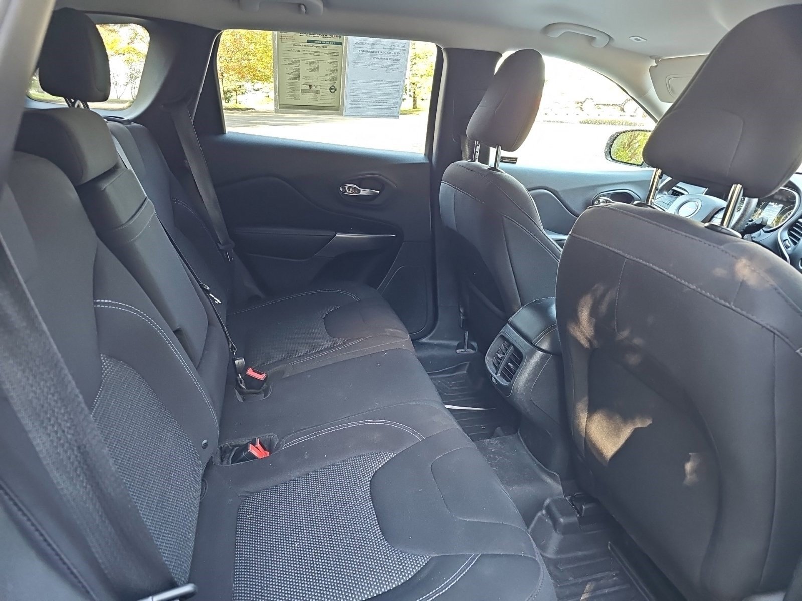 Used 2019 Jeep Cherokee Latitude w/ Popular Appearance Group FWD image 15