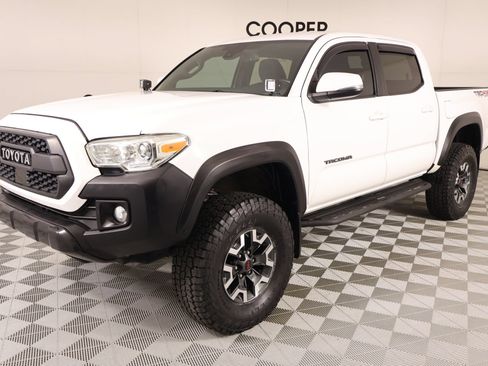 Used 2018 Toyota Tacoma TRD Off-Road AWD/4WD image 10