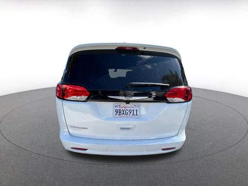Used 2022 Chrysler Voyager LX image 6