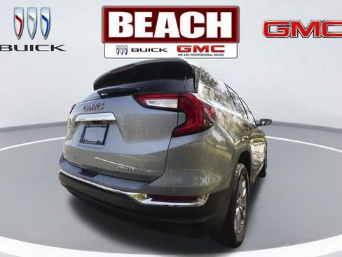 Used 2024 GMC Terrain SLT image 3