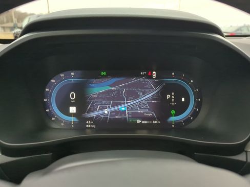 Used 2024 Volvo XC40 B5 Plus image 23