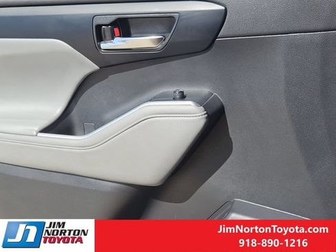 Used 2023 Toyota Highlander XLE FWD image 23