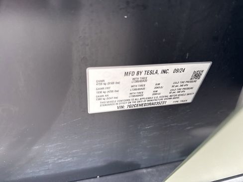 Used 2024 Tesla Cybertruck AWD Crew Cab image 37