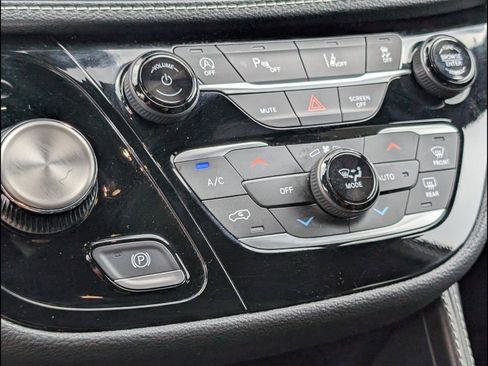 Used 2025 Chrysler Pacifica Limited FWD image 18