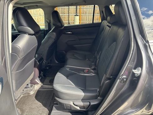 Used 2022 Toyota Highlander XLE image 17