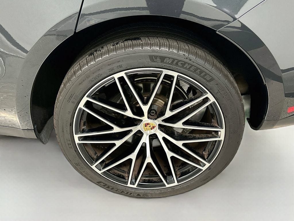 Certified 2025 Porsche Macan AWD/4WD image 34