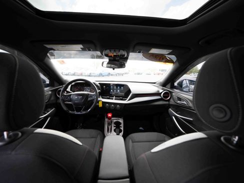 Used 2025 Chevrolet Trax RS w/ Sunroof Package FWD image 19