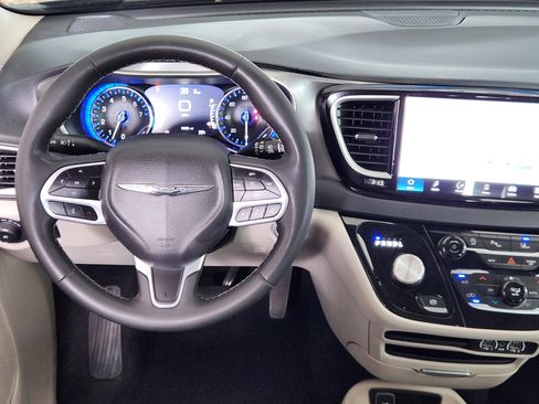 Used 2023 Chrysler Pacifica Touring-L FWD image 29