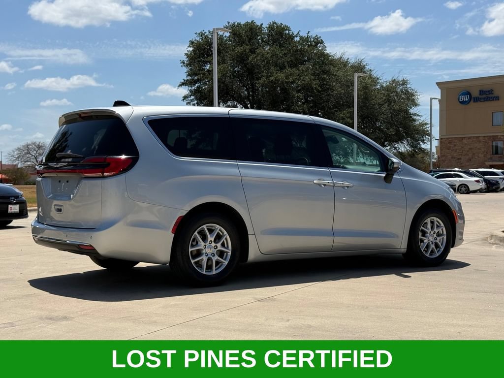 Used 2023 Chrysler Pacifica Touring-L FWD image 4