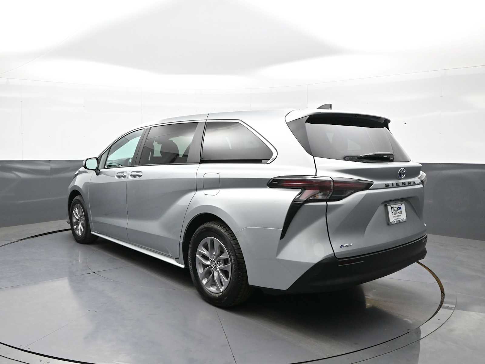 Used 2025 Toyota Sienna LE FWD image 8